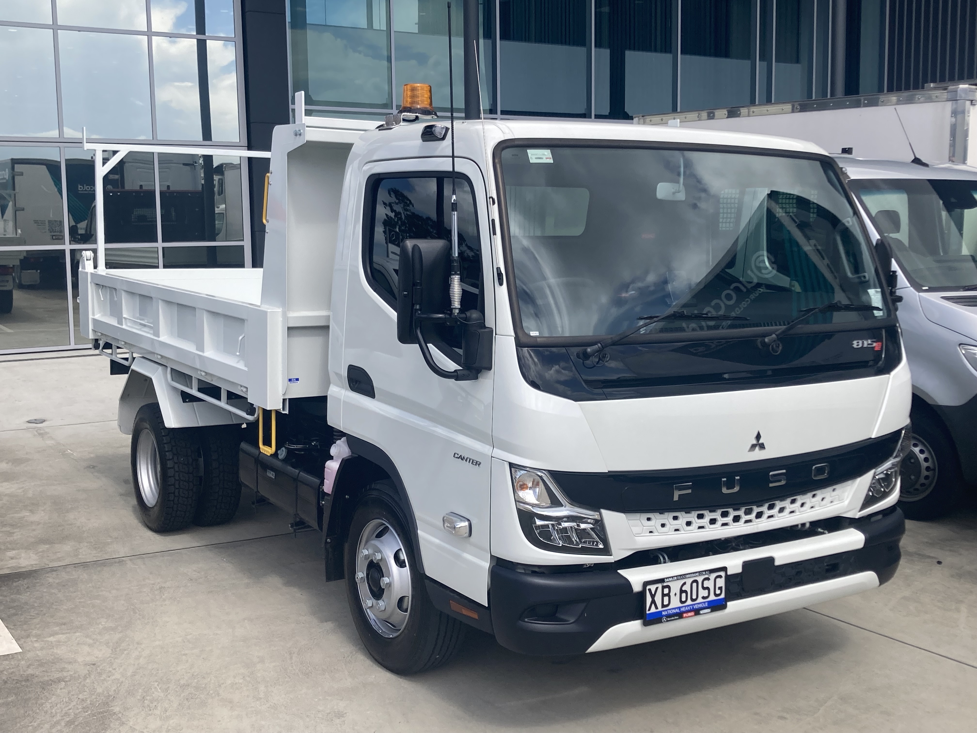 Congratulations Jayson from Onform Constructions Pty Ltd on taking delivery of this kitted out Fuso Canter 815 Factory Tipper 6Sp Duonic. Huge thank you to Auto Accessory Solutions for supply and fitment of Towbar, Electric Brakes, Anderson Plug, UHF, Bea