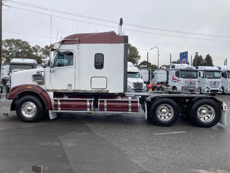 2015 Freightliner Coronado 122 