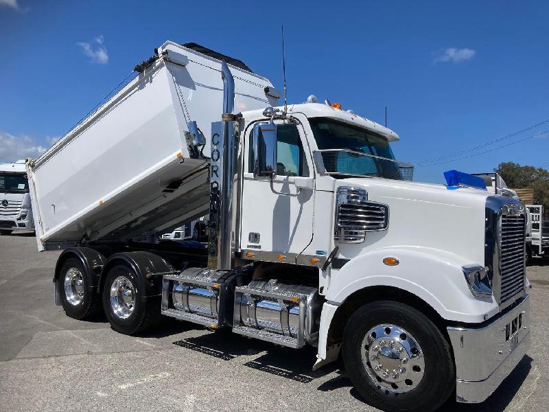 2013 Freightliner Coronado 114 