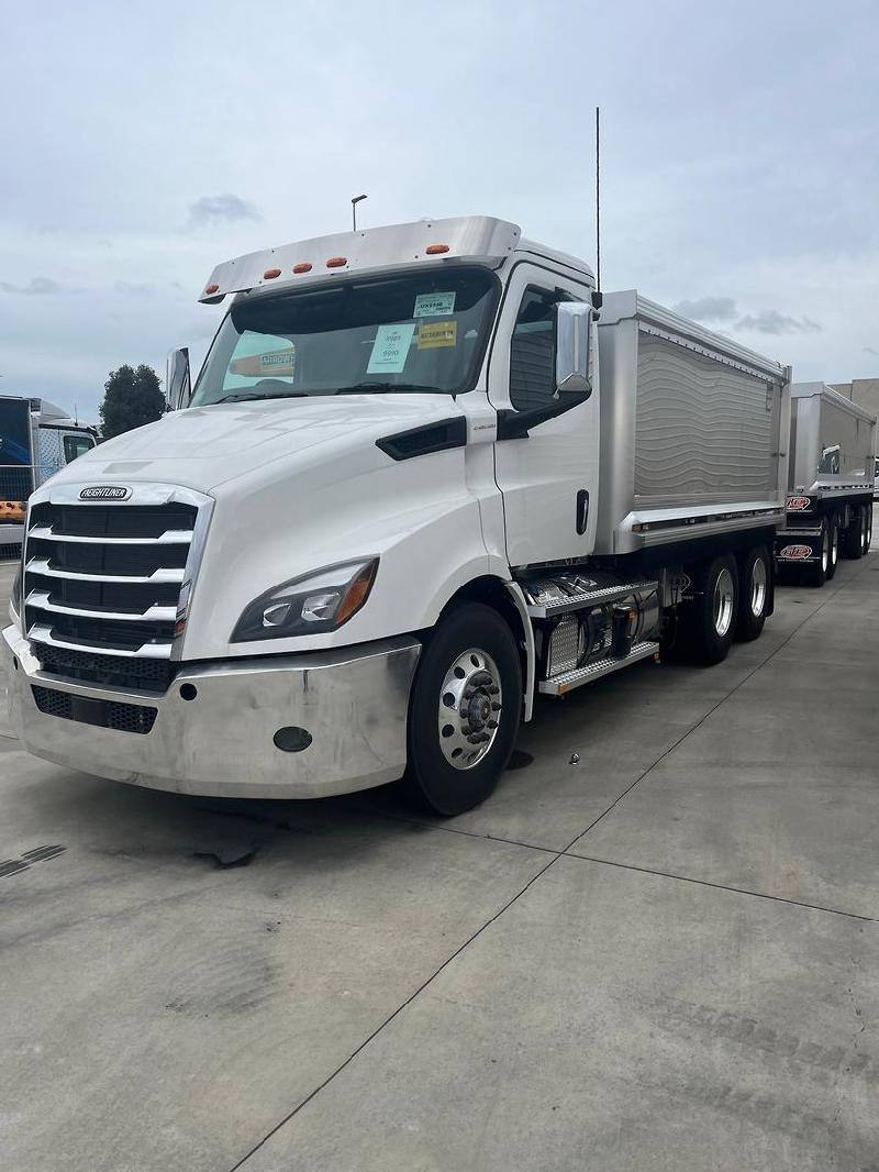 2024 Freightliner Cascadia 116 Tipper