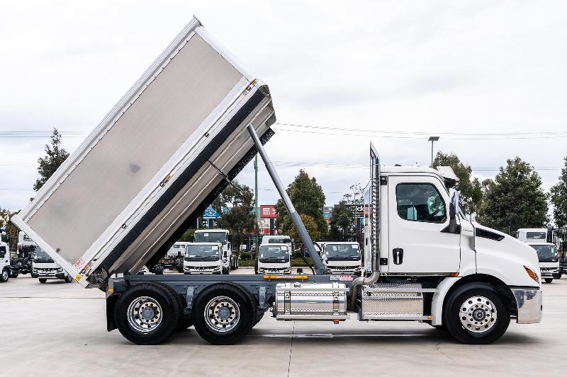 2023 Freightliner Cascadia 116 Tipper 