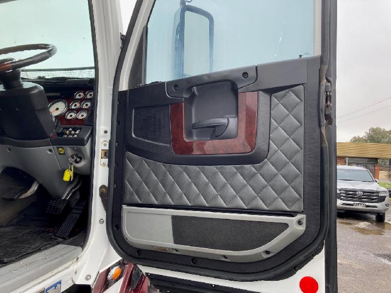 2015 Freightliner Coronado 122 