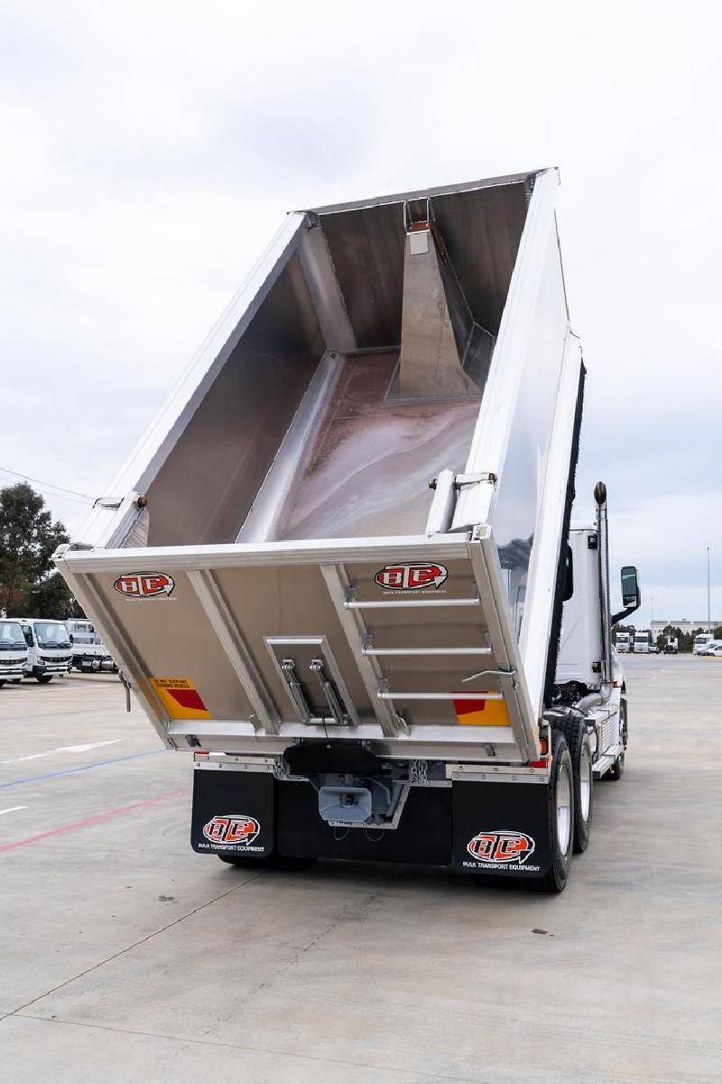 2023 Freightliner Cascadia 116 Tipper 