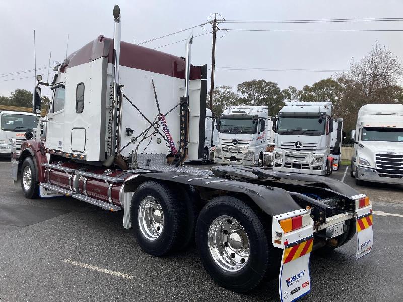 2015 Freightliner Coronado 122 