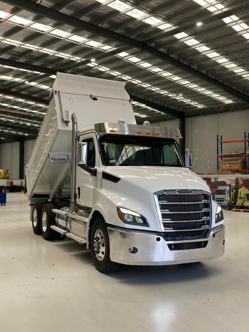 2023 Freightliner Cascadia 116 Tipper