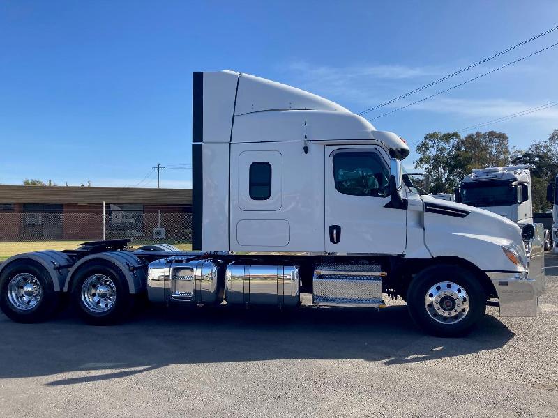 2021 Freightliner Cascadia 126 