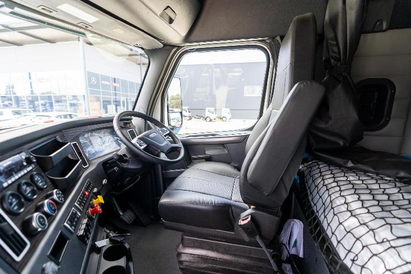 2023 Freightliner Cascadia 126 