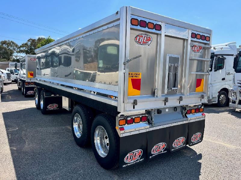 2023 Freightliner Cascadia 116 Tipper 