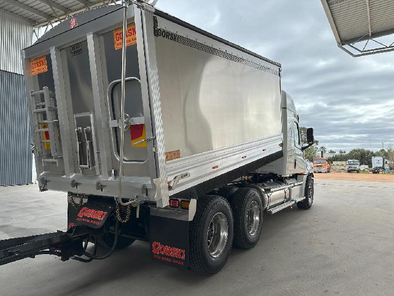 2023 Freightliner Cascadia 126 Tipper 