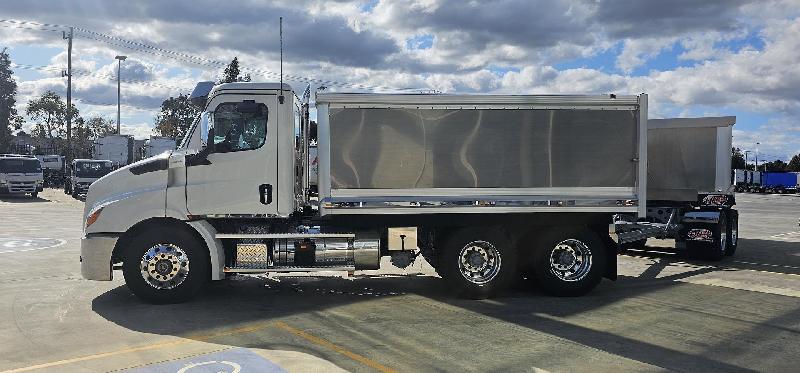 2023 Freightliner Cascadia 116 Tipper 