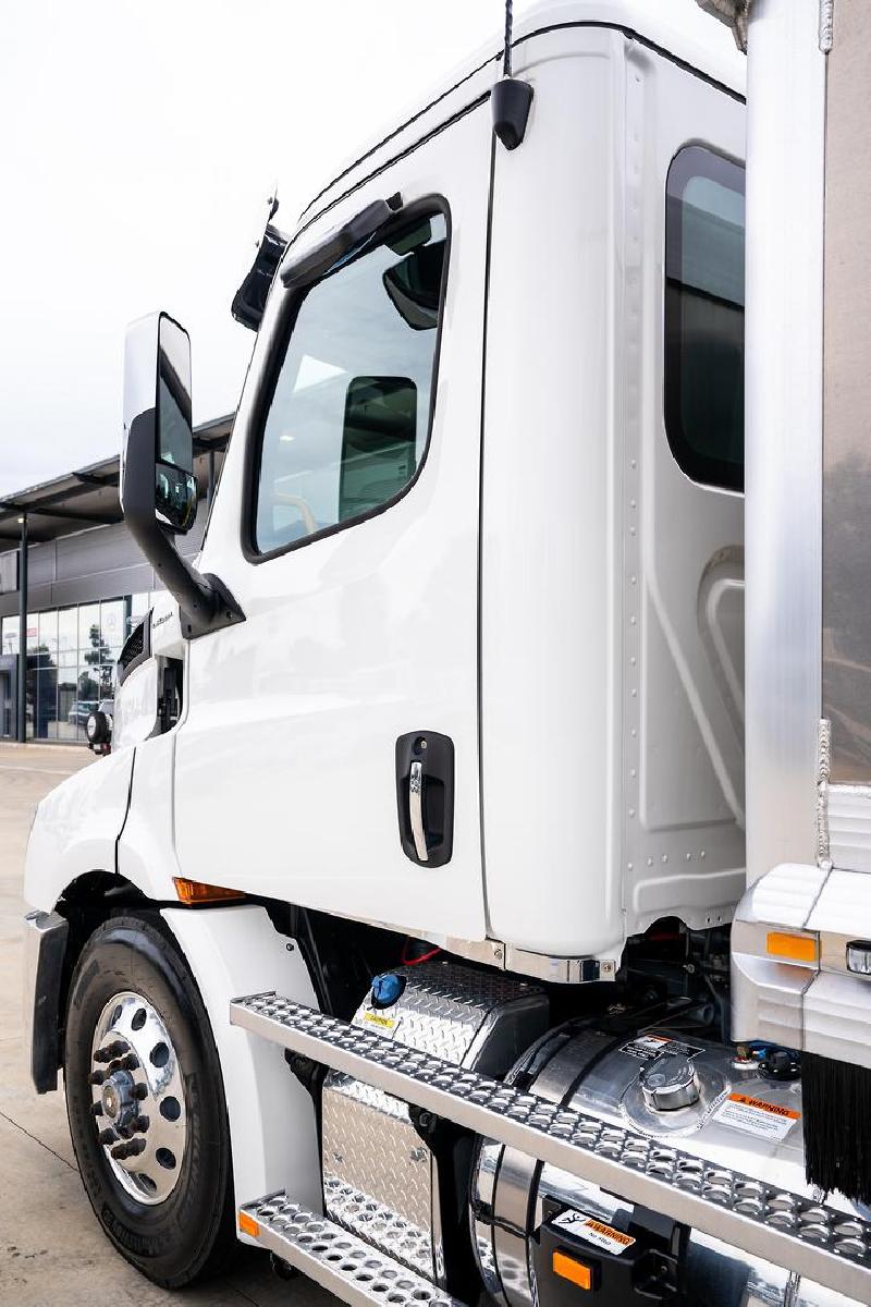 2023 Freightliner Cascadia 116 Tipper 