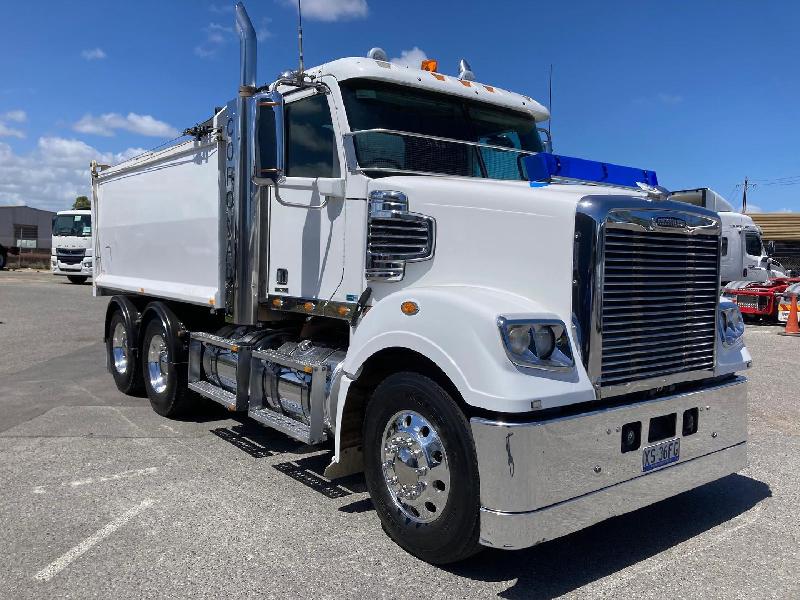 2013 Freightliner Coronado 114