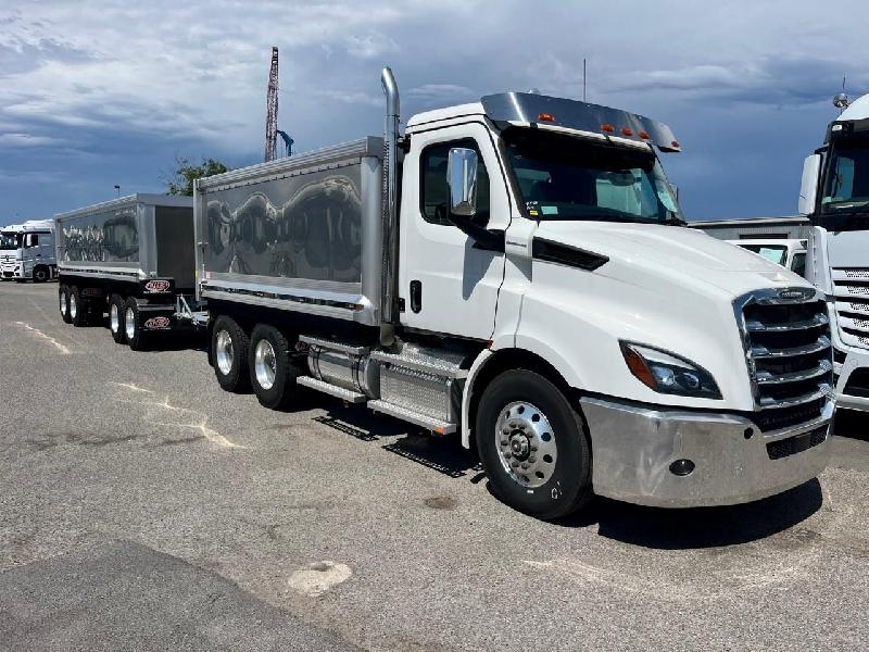 2023 Freightliner Cascadia 116 Tipper